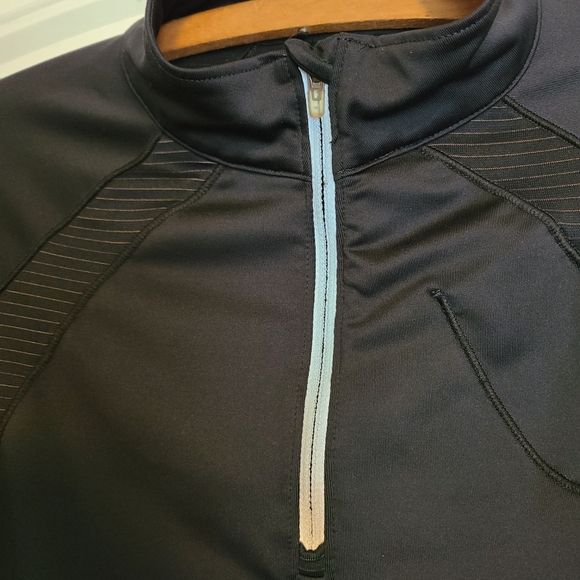 New Balance On the Run Black Pullover - Picture 6 of 8